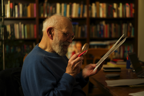 Oliver Sacks with magnifying glass Oliver Sacks with magnifying glass